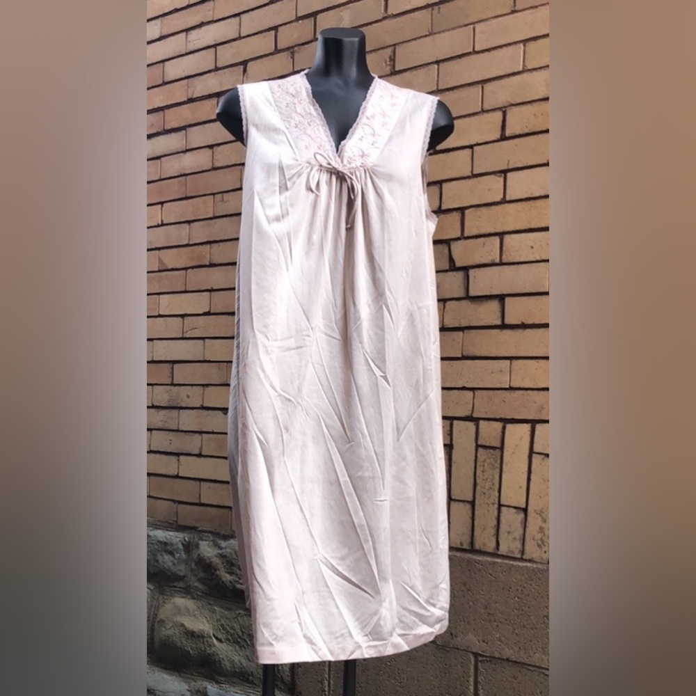 Vintage nylon embroidered lace trimmed Nightgown Medium